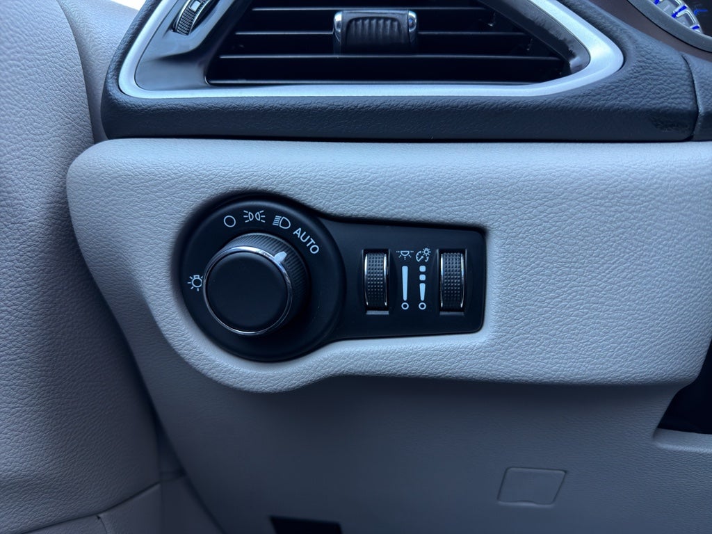 2023 Chrysler Voyager LX