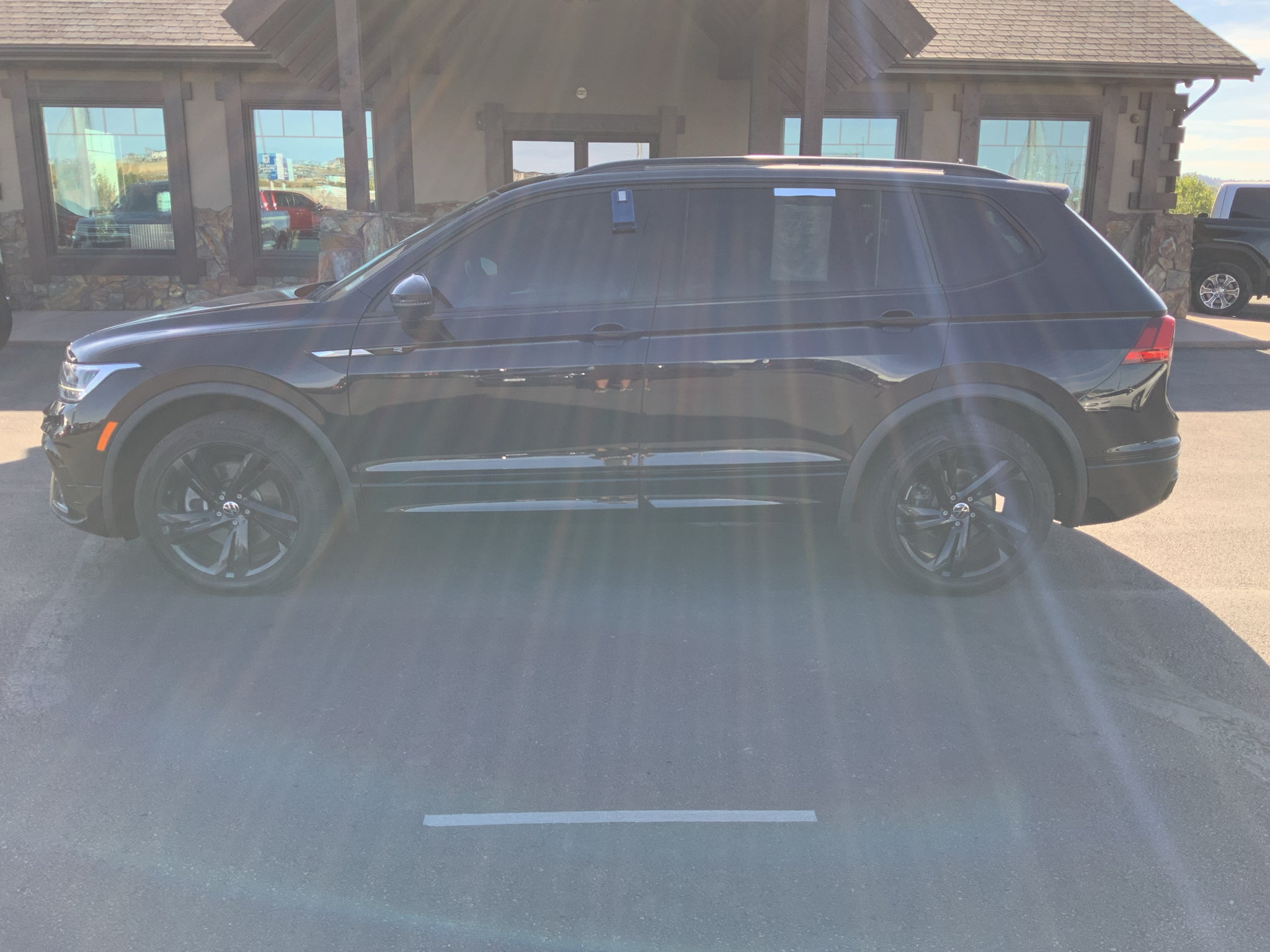2023 Volkswagen Tiguan SE R-LINE BLACK