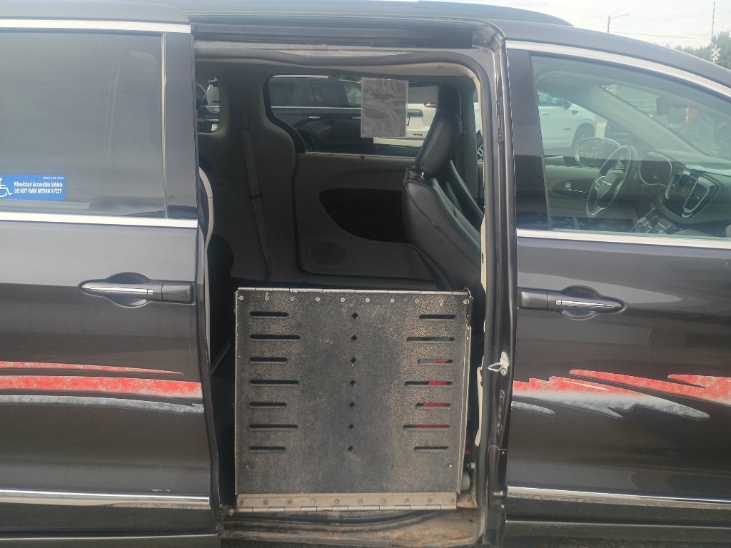 2017 Chrysler Pacifica Touring-L
